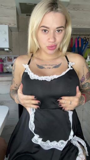 Big-titted pregnant woman shows off her curves