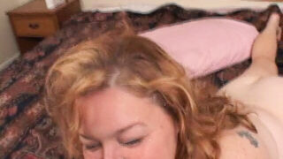 Degete, orgasm &#8211; o curvă matură, milf, futută în cur până la orgasm