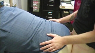 Grote, mollige Canadese mannen genieten van wederzijdse orale seks, handmatige stimulatie en masturbatie, wat uiteindelijk leidt tot anale seks zonder condoom.