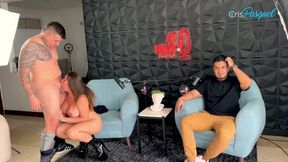 Blonde Sara blows partner's cock🌭 live on 40grados podcast ¦ Crispasquel