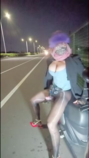 Slutty Kitten live on CAM4, following the audience's instructions until cumshot .9. (@09:00)