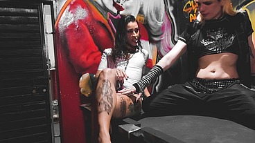 FEMBOY DORIAN DRAKE LEVOU NO CU GOSTOSO DA VADIA TATUADA COM CINTARALHO GIGANTE NA MESA DE SINUCA