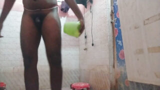 Masturbação no banheiro com pênis enormes: indiana gostosa dando uma surra de pau em um urso gay com um pau preto enorme.