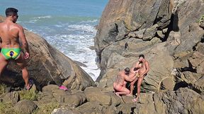 dei o cuzinho para 3 caras que encontrei na praia de nudismo.