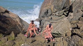 dei o cuzinho para 3 caras que encontrei na praia de nudismo.