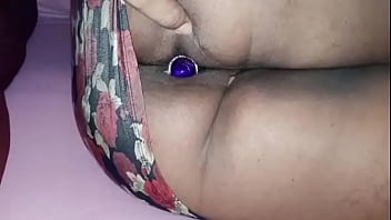 Esposa xerecuda deitada no sof&aacute_ usando plug anal