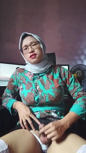 Hijab Shemale Masturbation in the Morning