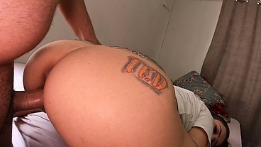 Esse rabo está bem apertado hoje e saiu com a buceta pingando porra