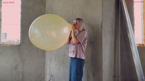 Alla makes a B2P of a yellow balloon in a room with a loud echo