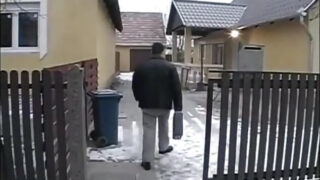 Eine großbusige Blondine lässt sich ihren Arsch hart ficken.