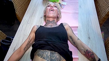 QUIKIE MIT VICKY CREAMPIE AUF DEM KÜCHENTISCH