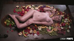 Horny Lilly Bell Gets Juice From Her Fruit & Her Twat With Masturbating Food