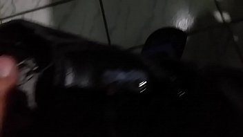 Masturba&ccedil_&atilde_o deliciosa at&eacute_ gozar muito no delicioso sapat&atilde_o que meu vizinho usa todos os dias para trabalhar