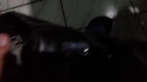 Masturba&ccedil_&atilde_o deliciosa at&eacute_ gozar muito no delicioso sapat&atilde_o que meu vizinho usa todos os dias para trabalhar