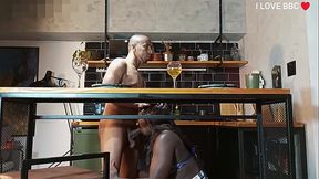 Preta safada chora na rola gigante de 24cm