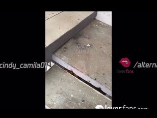 pequeña esposa caliente es follada por el culo por la gran polla de su amante frente a cornudo