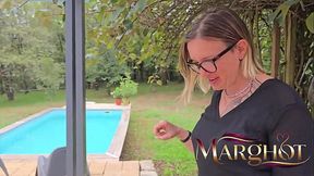 Fin de Saison d&rsquo_&Eacute_t&eacute_ : Mon Mec Me Baise le Cul Fort, Me Dilate, Me Fait Squirter et Me Remplit de Sperme sur la Terrasse