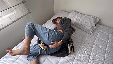 Una mujer se tiene orgasmos con sus pies y zapatillas