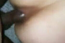 Amateur Amerikaanse babe met grote billen krijgt haar kont flink onder handen genomen door een enorme BBC in een zelfgemaakte clip.