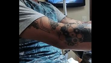 M&atilde_o boba durante a tatuagem
