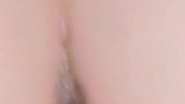 Joven chica cantando y luego follando termina con el culo lleno de leche.
