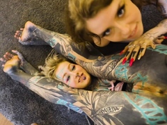 Alt punk girls Anuskatzz and Eden share a tattooed cock