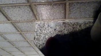 Novinho Punheta no banheiro da escola