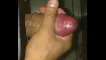Punheta bem gostosa no banheiro