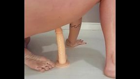 Toda Nua no Ch&atilde_o, enfio gostoso no meu C&uacute_, vem ver Amor meu mega squirt/ All naked at floor I put in my Asshole, Come see me Baby my huge Squirt