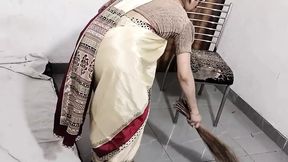 Jhaaru lagati naukrani ko piche se pakad ke jabar dasti pela