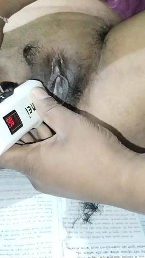 Sister-in-law Cleaned the Pussy by Cutting Hair with a Machine