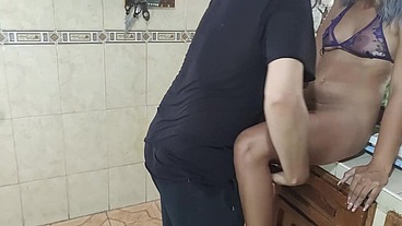 La Nueva Vecina Del Barrio Me Llamo Para Que La Ayudara y Termino Fallándola Le Follo El Culo Como Grita