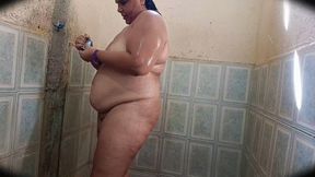 A Chubby Girl with a Big Butt Is Taking a Nice Bath and Wants to See My Butt.