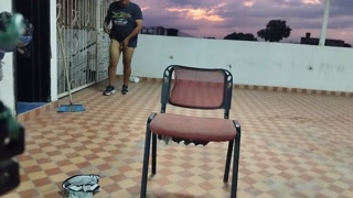 ME FOLLO A MI LINDA HERMANASTRA MIENTRAS ELLA LABA SU ROPA