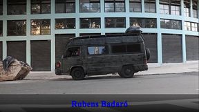 Dotado arrombou a bucetinha da coroa no motor home nas ruas de S&atilde_o Paulo (VIDEO IN&Eacute_DITO SEM CORTES)