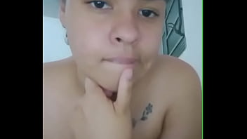 GOSTOSA SE EXIBINDO COM DEDINHO NA BUCETA, GOZA GOSTOSO E JOGA SEU RAB&Atilde_O PRA CIMA SENSUALMENTE