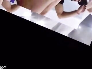 Hombre heterosexual en escena porno homosexual a un precio especial para promocionar su contenido erótico homo