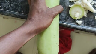 Offentligt badeværelse POV: Behårede indiske amatører får deres røve boret hardcore