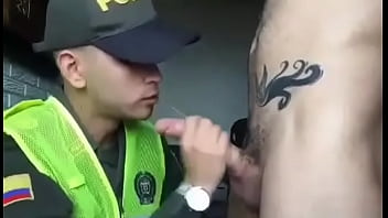 Polic&iacute_a colombiano chupando verga