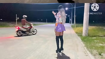 motoqueiro passou e viu a safada de vestido sem calcinha e voltou pra colocala pra mama fuder o cuzinho no meio da rua
