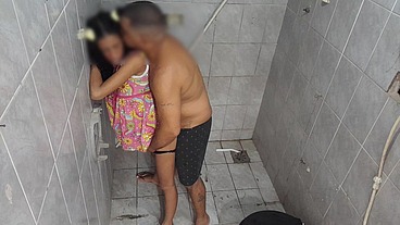 Enteada com uma bumbum lindo e avantajado agradece ao padrasto pelo vestido novo 100% anal