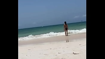 Flaca de Chihuahua se masturba en la playa 1a parte