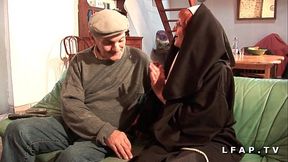 Une vieille nonne baisee et sodomisee par Papy et son pote