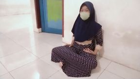 In a Quiet House, There Happens to Be a House Cleaner
