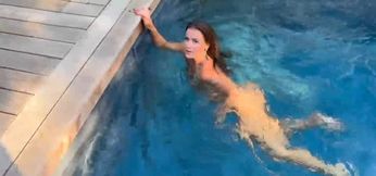 anna fait la coquine dans la piscine