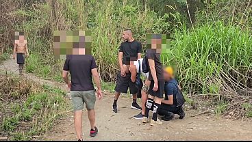 Meu cu virgem se tornou um banco de esperma para os homens nesta floresta repleta de sexo
