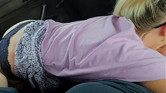 Mom friend's gives me a bj in car