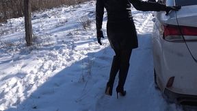 revving clip with fully Lory clothed in black leather b