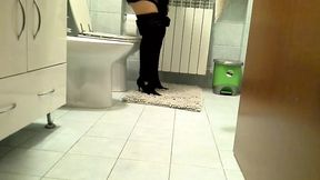 I&rsquo;m peeing in the bathroom at the office