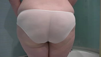 Mature pussy pissing in the bath. Chubby MILF takes off her dirty panties and urinates. Amateur fetish. PAWG.